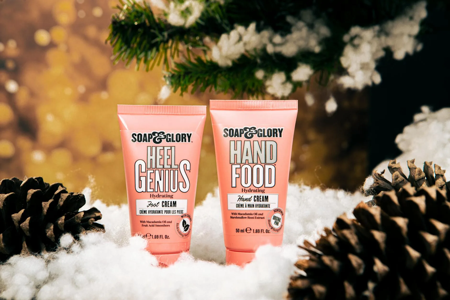 Zimowa pielęgnacja dłoni: jak chronić skórę przed mrozem i wiatrem Kremy do rąk w otoczeniu szyszek na śniegu, zimowa pielęgnacja dłoni